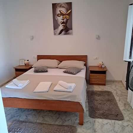 Iva Apartman Sa Bazenom Donji Zemunik Esterno foto