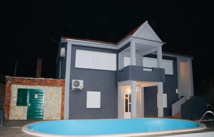 Iva Apartman Sa Bazenom Donji Zemunik Esterno foto