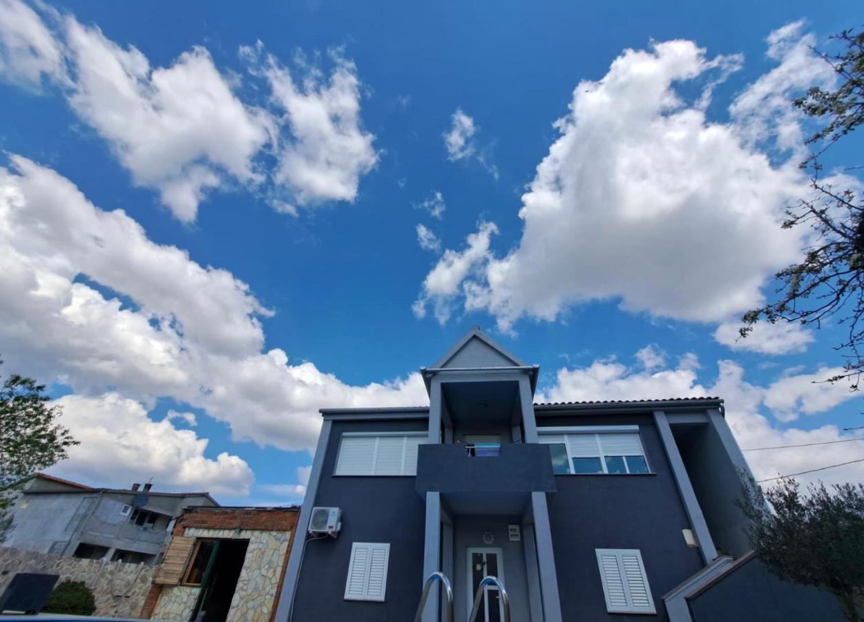 Iva Apartman Sa Bazenom Donji Zemunik Esterno foto