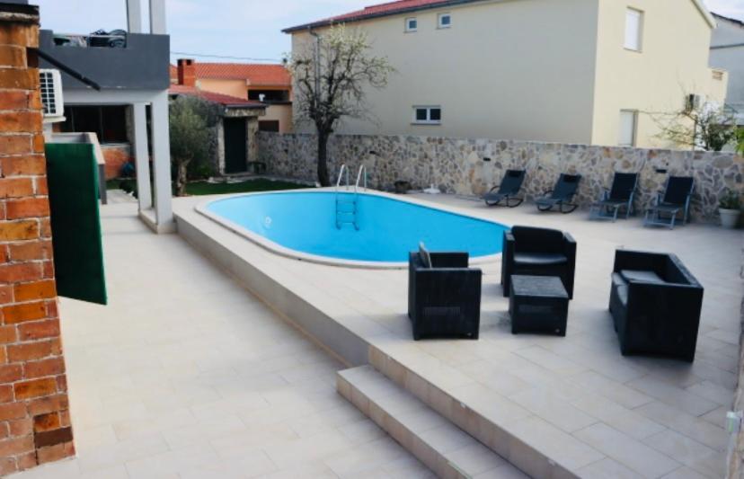 Iva Apartman Sa Bazenom Donji Zemunik Esterno foto