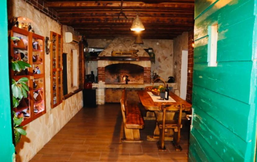 Iva Apartman Sa Bazenom Donji Zemunik Esterno foto