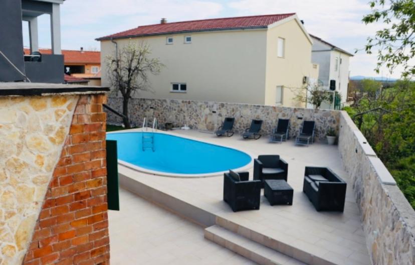Iva Apartman Sa Bazenom Donji Zemunik Esterno foto