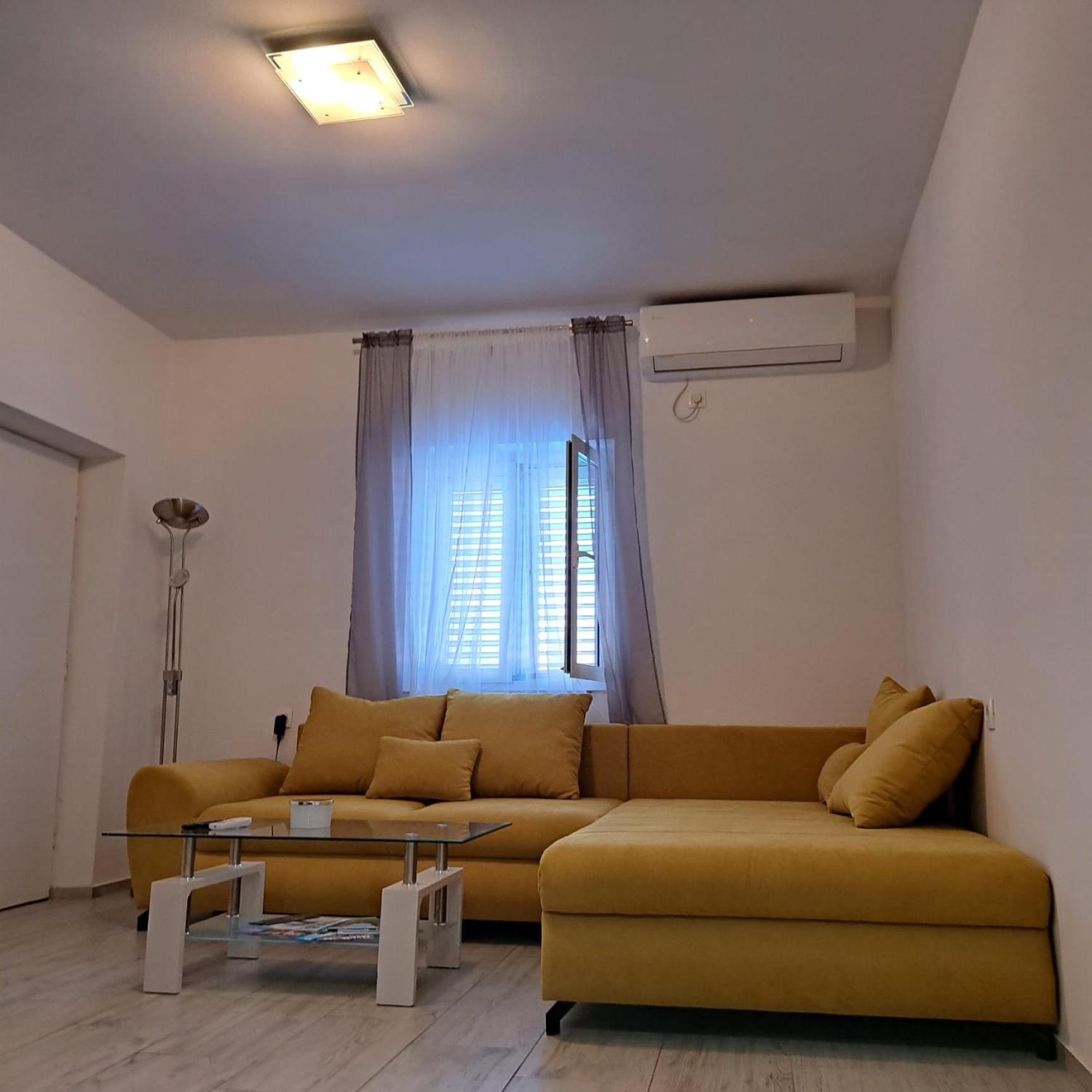 Iva Apartman Sa Bazenom Donji Zemunik Esterno foto